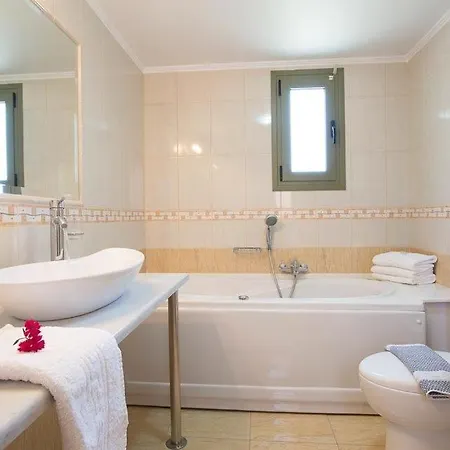 Sleeps 4 Pool Air Con Wifi فيلة Katouna